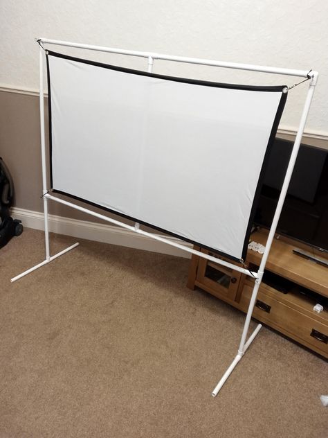 White Sheet Projector Screen, Pvc Projector Screen Frame, Diy Projector Screen Stand, Projector Stand Ideas, Diy Projector Screen, Projector Screen Stand, Projector Screen Ideas, Projector Screen Diy, Small Projector