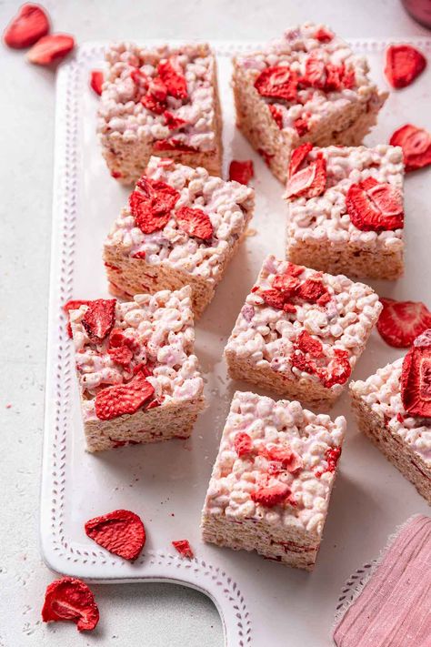 Mini Rice Krispie Treats, Valentines Rice Crispy Treats, Strawberry Cereal Treats, Strawberry Cereal Bars, Strawberry Rice Krispie Treats, Frozen Blueberry Recipes, Strawberry Cereal, Rice Krispie Bars, Edible Recipes