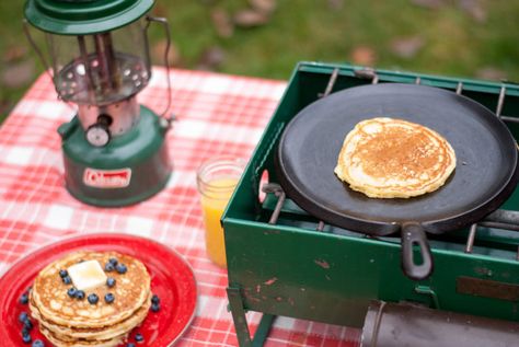 Although there are a variety of decent pancake mixes available, nothing tastes as good as buttermilk pancakes built from scratch. Glamping Recipes, Homemade Buttermilk Pancakes, Banana Blueberry Pancakes, Campfire Grill, Camping Sauvage, Camping Breakfast, Homemade Buttermilk, Camping Holiday, Decoration House