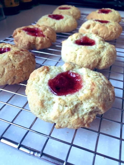 Raspberry Buns Recipe, Raspberry Buns, British Recipes, Buns Recipe, Homemade Cake, Dessert Dips, Homemade Cake Recipes, Bun Recipe, British Food