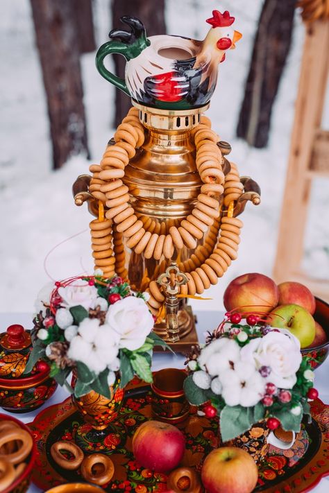 Samovar and Hohloma in the best Russian traditions Russian Themed Party, Russian Wedding Traditions, Russian Dinner, Russian New Year, Russian Party, Holiday Party Drinks, Russian Wedding, Russian Tea, Wedding Themes Winter