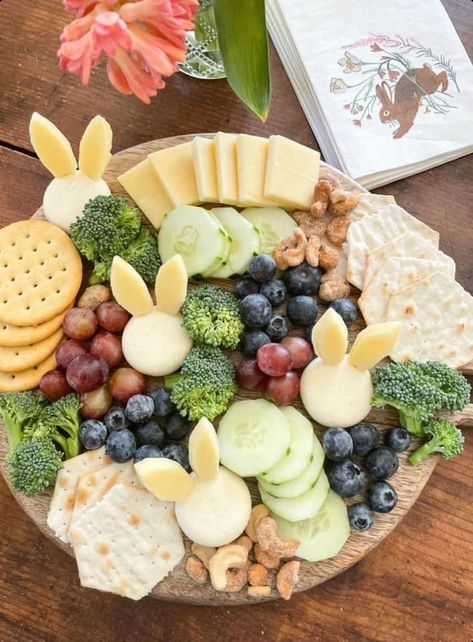 Kids Easter Decorations, Rabbit Charcuterie Board, Easter Food Decorations, Bunny Themed Party Food, Bunny Party Food Ideas, Some Bunny Is Turning Two Birthday, Easter Bunny Food Ideas, Easter Treat Table, Friends Easter Party