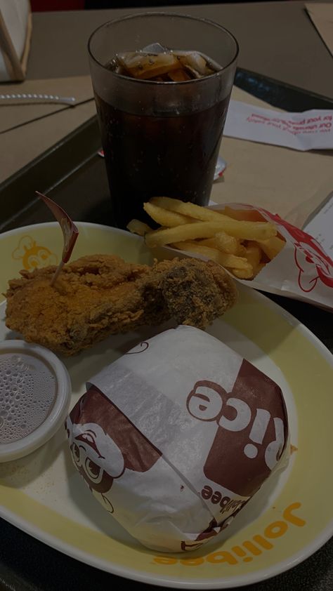 Jollibee 🍗 Jollibee Picture, Jollibee Prank Picture, Jollibee Aesthetic, Jollibee Food, Pranks Pictures, Boyfriend Pranks, Face Photo, Couples Goals, Spicy Chicken