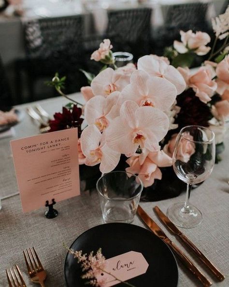 Modern Blush Orchid and Black Wedding Table Ideas #weddings #wedding #weddingideas #blackweddings #pinkweddings Ceremony Arrangement, Wedding Table Designs, Wedding Concept, Tafel Decor, Dusty Rose Wedding, Unique Wedding Flowers, Orchid Wedding, Deco Floral, Wedding Table Settings