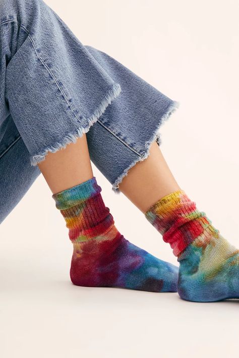 Hand Dyed Clothing, Shirt Makeover, Socks Aesthetic, Natural Dye Fabric, Tie Dye Crafts, Trendy Socks, Tie Dye Socks, Tie Dye Fashion, How To Tie Dye