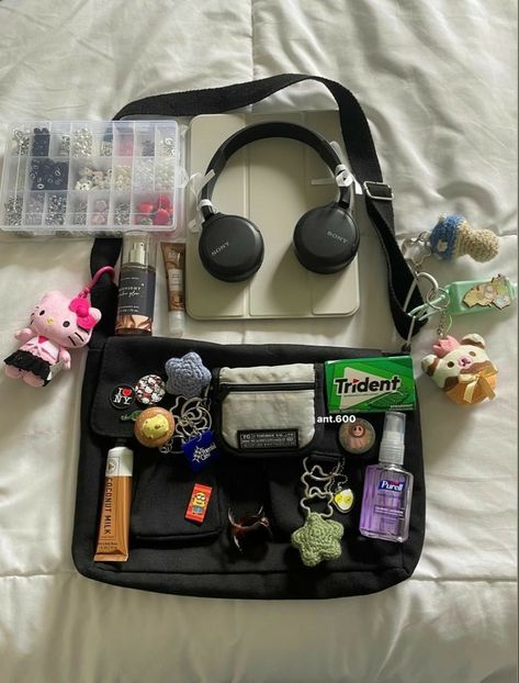 Mochila Edc, Handbags Aesthetic, Bag Must Haves, What's In My Backpack, Everyday Bag Essentials, Accessories Essentials, Backpack Essentials, School Bag Essentials, What's In My Bag