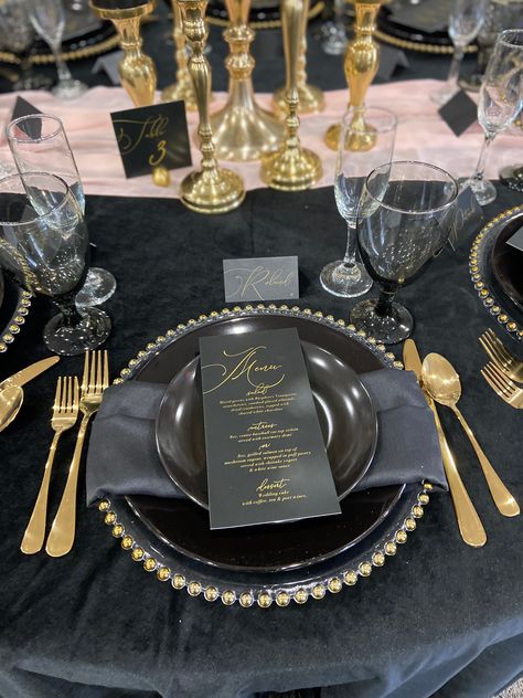 Back And Gold Party Decorations, Black Wedding Gold Accents, Black Gold And Silver Wedding Decor, Simple Black And Gold Centerpieces, Wedding Black Centerpieces, Quince Black And Gold Theme, Black Gold And Green Wedding Decor, Elegant Black And Gold Party, Elegant Black And Gold Centerpieces