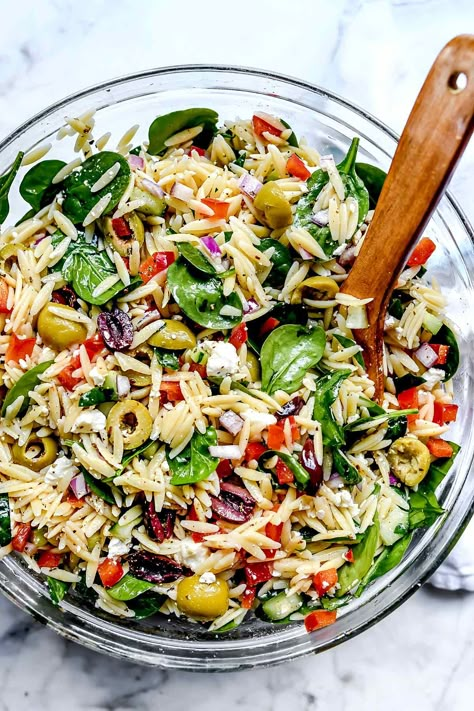 Orzo Salat, Spring Pasta Recipes, Mediterranean Orzo Salad, Sandwich Vegetarian, Mediterranean Orzo, Resep Sandwich, Mediterranean Diet Recipes Dinners, Resep Pasta, Spring Pasta