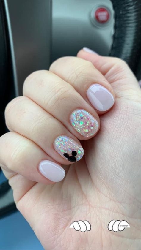 Cute And Simple Disney Nails, Short Nails Disney Design, Cute Mickey Nails, Short Disneyland Nails, Disney Nails Not Acrylic, Short Gel Nails Disney, Nails For Disney World Simple, Simple Gel Nails Short Disney, Vacation Nails Disney