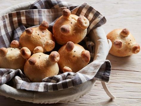 Piggy Bread Rolls, Pig Bread Rolls, Piggy Rolls, Milling Grains, Animal Bread, Baking Substitutions, Butter Carrots, Food Network Chefs, Different Types Of Bread