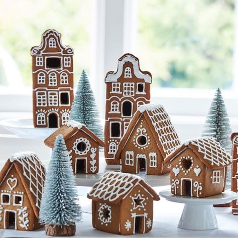 Easy Gingerbread House, Gingerbread House Patterns, Cool Gingerbread Houses, Gingerbread House Template, Gingerbread House Recipe, Gingerbread House Designs, Make A Gingerbread House, Gingerbread House Cookies, Festive Table Setting