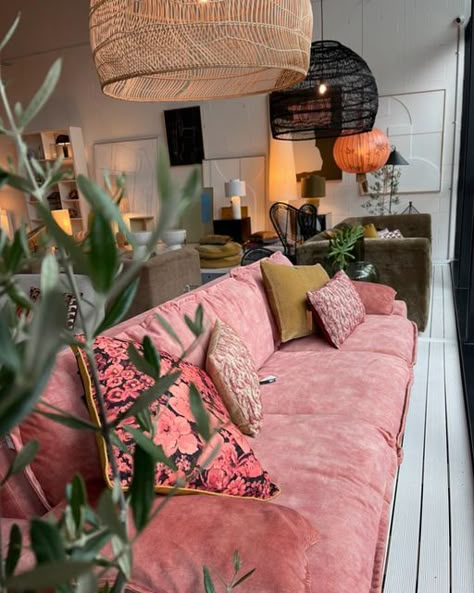 Pink Couch Studio Apartment, Pink Velvet Couch Aesthetic, Pink Velvet Bedroom, Peach Couch Living Room, Pink Couch Cover, Dark Pink Sofa, Pink Couch Aesthetic, Pink Couch Living Room Ideas, Velour Couch