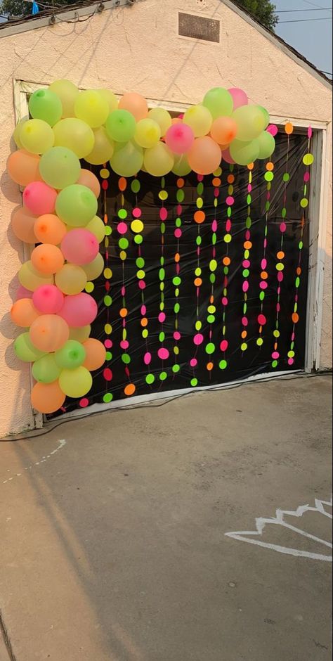 Daytime Neon Party, Neon Party Diy Decorations, Neon Theme Decoration, Neon Backdrop Ideas, Neon Blacklight Party, Glow Party Backdrop, Neon Party Ideas Decoration Diy, Neon Color Birthday Party Ideas, 90s Neon Party