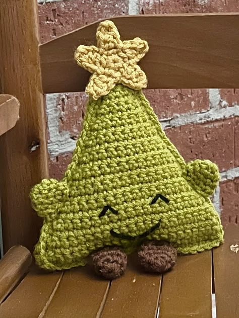 Crochet Crafts Christmas, Crochet Stuffed Christmas Tree, Christmas Plush Crochet, Crochet Christmas Tree Pillow Free Pattern, Crochet For Christmas Gift Ideas, Crochet Christmas Tree Plush, Christmas Tree Amigurumi Free Pattern, Christmas Crocheting Ideas, Christmas Tree Decorations Crochet