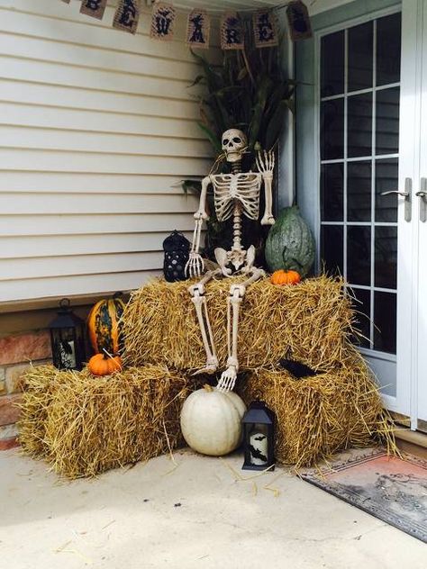 Wrap Around Porch Halloween Decor, Decorating With Pumpkins Outdoor, Thanksgiving Decorations Outdoor, Halloween Patio, Rustic Halloween Decor, Halloween Outside, Halloween Decor Diy, Rustic Halloween, Diy Halloween Decor