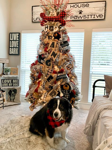 Dog themed Christmas tree Dog Inspired Christmas Tree, Dog Christmas Tree Ideas, Dog Themed Christmas Tree Ideas, Dog Christmas Decor, Dog Theme Christmas Tree, Dog Themed Christmas Tree, Christmas Tree Gate, Christmas Tree Photoshoot, Hospital Decor