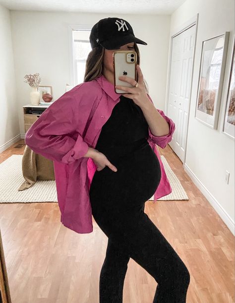 Cool Pregnant Mom Outfits, Shirt Pregnant Outfit, Style Bump Outfit Ideas, How To Style Pink Shirt Outfit Ideas, Pregnant Ootd Casual, Button Up Maternity Outfit, Maternity Pink Dress, Pregnancy Valentines Outfits, High Fashion Maternity Outfits