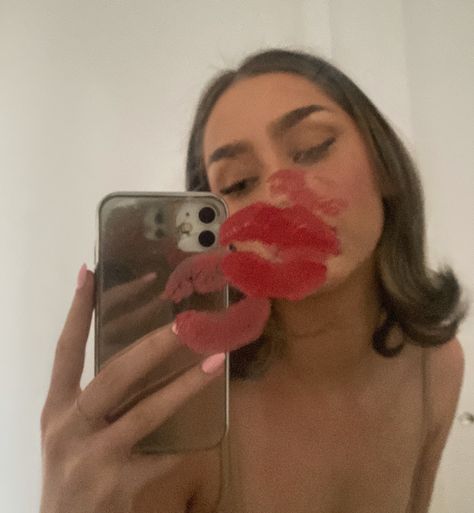 Red Lip Selfie, Lipstick Kiss Mirror Selfie, Mirror Lipstick Photography, Kiss Mark Photoshoot, Kiss On Mirror Lipstick, Kiss Mirror Selfie, Kiss Mark Aesthetic, Lip Pictures Aesthetic, Red Lipstick Outfit