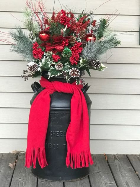 Milk Can Ideas Front Porches Christmas, Milkcan Decor Front Porches, Milk Can Christmas Decor Ideas, Milk Can Ideas Front Porches, Christmas Milk Can, Milk Can Decor, Winter Planters, Winters Tafereel, Outside Christmas Decorations