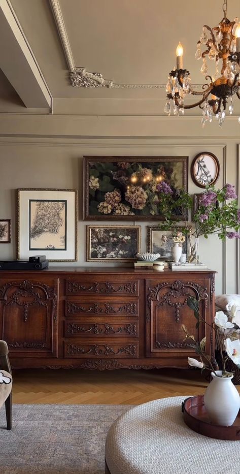 Victorian Living Room Christmas, Living Room Designs Eclectic Transitional, English Cottage Tv Room, Antique Tv Room, Old World Style Home, French Farmhouse Style Kitchen, Moody Vintage Rooms, Antique Home Aesthetic, Warm Moody Living Room