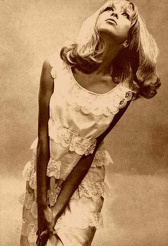 Beautiful vintage 60s dress. 1960s Vogue, Pattie Boyd, Jean Shrimpton, Vogue Models, Fashion 1960s, Sharon Tate, Beach Bride, I'm With The Band, Retro Mode