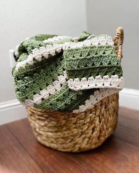 Crocheting Blanket, Granny Hexagon, Crochet Modern, Knit Baby Blanket Pattern Free, Daisy Farm Crafts, Green Baby Blanket, Granny Blanket, Daisy Farm, Hantverk Diy