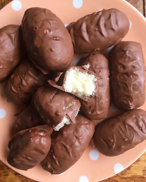 Bounty Chocolate, Pelo Chocolate, Bounty Bars, Coconut Truffles, Gluten Free Shopping, Quick Treats, Food Diy, Food Yummy, No Bake Treats