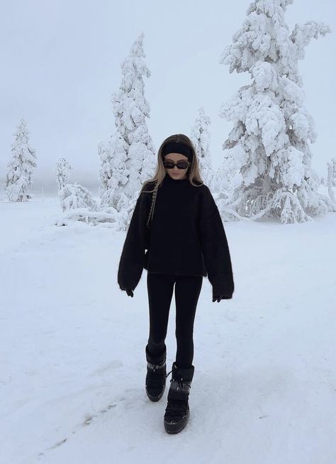 Snow Comfy Outfits, 70s Snow Fashion, All Black Snow Outfit, Winter Cabin Aesthetic Outfit, Toronto Outfits Winter Street Styles, Snow Casual Outfit Winter, Old Money Ski Outfit, Lapland Outfit Women, Snow Hike Outfit