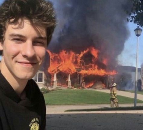 Shawn Mendes Funny, Shawn Mendes Memes, Shawn Mendes Wallpaper, Cool Boy Image, Online Friends, Funny Profile, Funny Profile Pictures, Shawn Mendes, Funny Faces