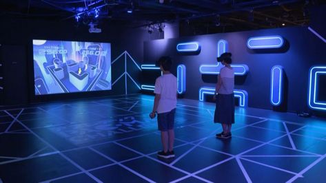 Virtual reality meets old school gaming in new Tokyo attraction Virtual Reality Arcade, Vr Games Virtual Reality, Gaming Booth, Virtual Reality Room, Teen Game Rooms, Vr Room, Virtual Room, Game Booth, Small Game Rooms