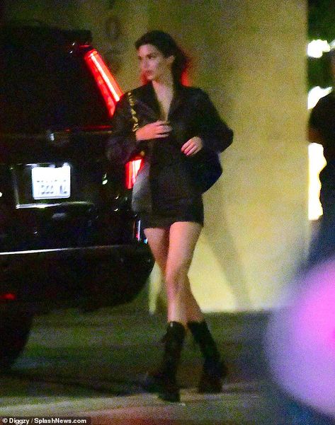 Kendall Jenner Paparazzi Aesthetic, Kendall Paparazzi Photos, Cute Papparazi Pictures, Kendall Jenner Papparazi, Famous Paparazzi Photos, Cute Paparazzi Photos, Fame Dr Paparazzi Photos, Kendall Jenner Paparazzi Pics, Papparazi Pics Aesthetic