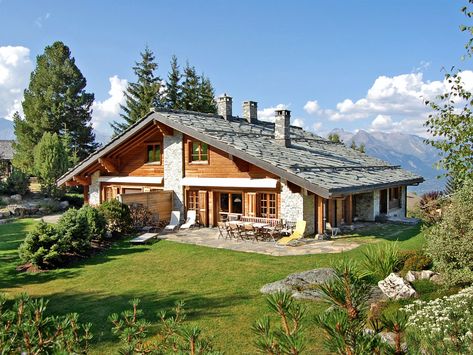 Switzerland Homes, Switzerland House, Chalet Exterior, European Homes, Swiss House, Swiss Chalet, Home Design Floor Plans, Architecture Model House, Traditional Houses