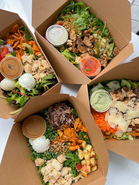 Food On The Go Aesthetic, Salad Boxes Lunch, Salad Box Ideas, Salad Bar Cafe, Salad Shop Design, Salad Bar Branding, Salad Bar Aesthetic, Salad Food Truck, Aesthetic Salad Bowl