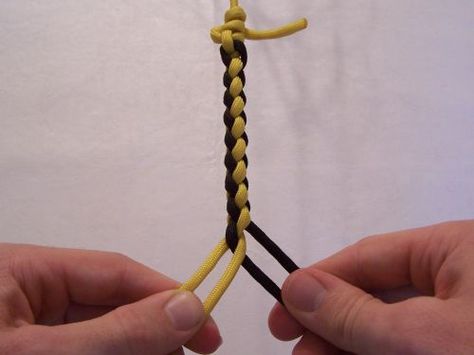 T. J. Potter, Sling Maker - Instructions for a 4-strand Round Braid (for making the lacing cord for my next dress) 4 Cord Braid, How To Braid Rope, 4 Strand Round Braid, Square Braid, Horse Hair Braiding, Round Braid, French Braids Tutorial, Paracord Projects Diy, 4 Strand Braids