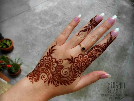 Amelia Mehendi Simple Back Mehandi Designs, Simple Mehendi, Mehedi Design, Front Mehndi Design, Tato Henna, Finger Henna Designs, मेहंदी डिजाइन, Henna Tattoo Designs Hand, Simple Henna Tattoo