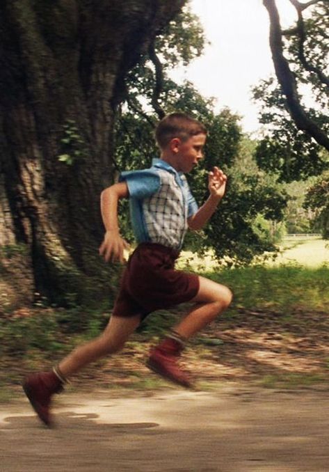 "Run, Forrest run!!!" Jeannie shouts as bullies chase Forrest down his long driveway in "Greenbo, Alabama"! Forrest Gump Movie, Forrest Gump 1994, Forest Gump, Terrible Jokes, Dad Jokes Funny, Forrest Gump, Tom Hanks, Dad Humor, Iconic Movies