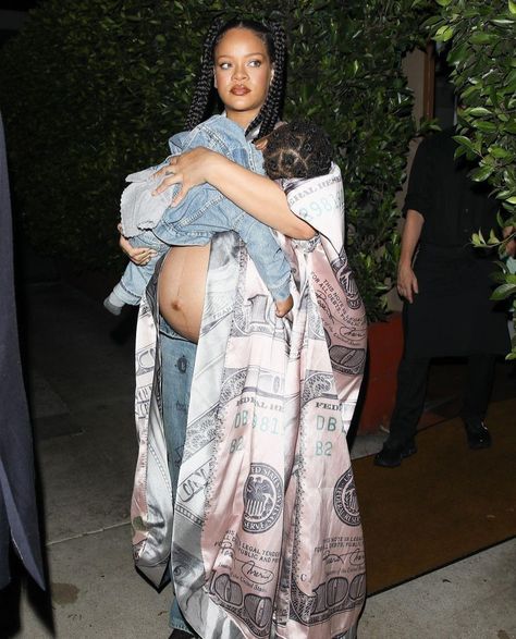 Rihanna Paparazzi, Saint Monica, Rihanna Street Style, Afro Punk Fashion, Bad Gyal, Rihanna Looks, Rihanna Riri, Beauty Boss, Pregnancy Style