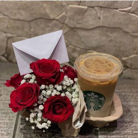 Starbucks Bouquet Gift Ideas, Starbucks Flower Bouquet, Coffee Bouquet Ideas, Coffee And Flowers Gift, Starbucks Bouquet, Starbucks Flower Arrangement, Coffee Bouquet Gift, Coffee Bouquet, Flower Gift Basket