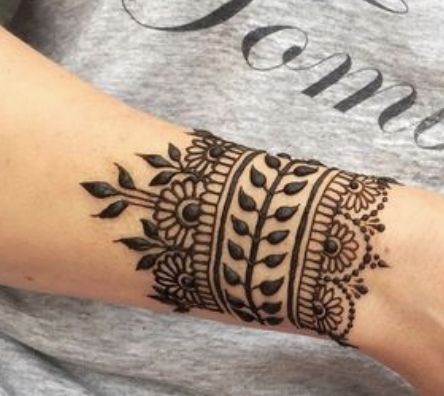 Wrist henna design #1. Wrist Design Mehendi, Wrist Mendhi Designs, Henna Design On Wrist, Single Henna Design, Henna Design Wrist, Henna Wrap Around Tattoo, Henna Designs Pattern, Bracelet Mehendi Design For Wrist, Mehendi Wrist Designs