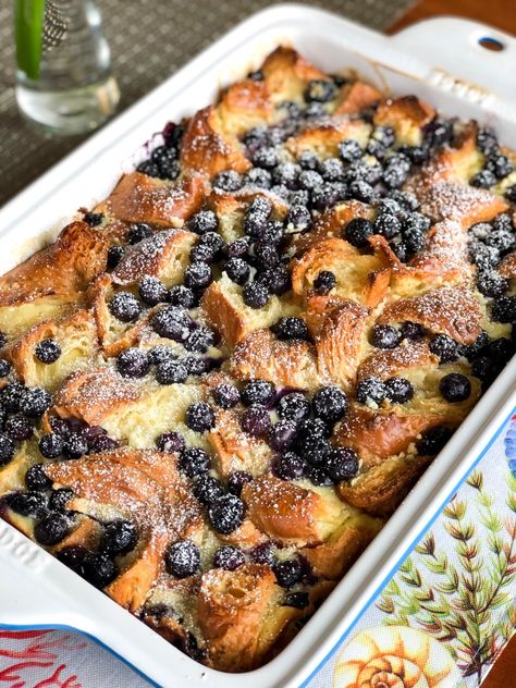 Blueberry Croissant Bake - Charlotte Shares Blueberry Croissant Bake, Blueberry Croissant, Croissant Bake, French Toast Bake Overnight, Puding Roti, Kuih Muih, Croissant Breakfast, Bake Recipes, Brunch Dishes