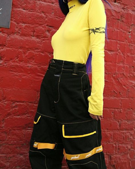 90s yellow aesthetic clothes at thebunnytail.com Chuck Taylor Outfit, Goth Outfit, Mode Grunge, Colorful Outfits, Mode Chanel, Sneakers Fashion Outfits, Outfits Black, Ropa Diy, Women Street