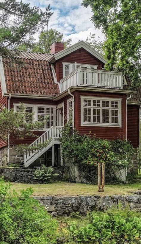 Swedish Manor House, Traditional Swedish House, Old Scandinavian House, Swedish Farmhouse Exterior, Norwegian House Exterior, Norwegian House Interior, Norwegian Houses, Norwegian Farmhouse, Norwegian Cottage