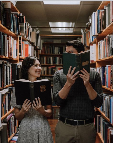 Library Prewedding Photo Ideas, Library Pre Wedding Shoot, Book Store Photoshoot Couple, Perpustakaan Date, Prewedding Library, Library Photo Shoot Couple, Bookstore Photoshoot Couple, Bookstore Engagement Photos, Library Couple Photoshoot