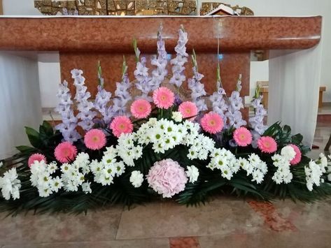 Flowers Arrangements Ideas, Glass Decor Ideas, Church Altar Decorations, Tropical Floral Arrangements, Altar Arrangement, Hydrangea Centerpiece, Altar Flowers, Church Flower Arrangements, Arrangement Ideas