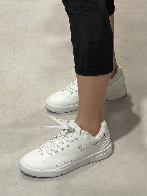 on cloud the roger advantage women's all white On The Roger Advantage Outfit, On Roger Shoe, On The Roger Shoe Outfit, On Cloud Roger, On Cloud Shoes Outfit, Spain Shopping, Cloud Shoes, Sporty Shoes, Trouser Outfits