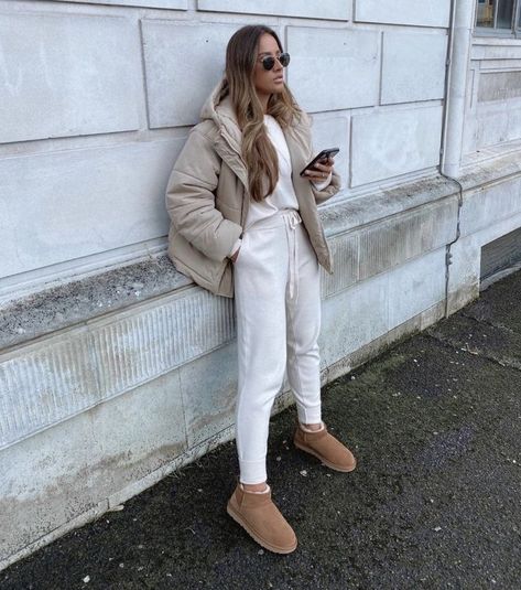 Scandinavian Minimalism Outfit, Tan Crocs Outfit, Emu Outfit, How To Style Ugg Boots, Mini Ugg Outfit, Style Ugg Boots, Uggs Tasman, Amsterdam Outfit, Mini Uggs