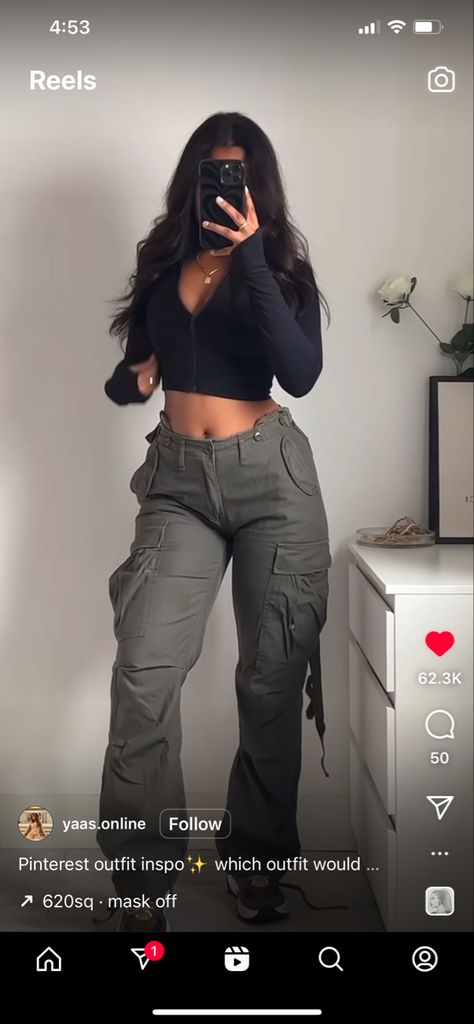 Cropped Zip Up Outfit, Grey Crop Top Outfit, Grey Cargos, Cargo Pant Outfits, Cargo Outfits Women, Grey Top Outfit, Cargo Pants Outfit Black, Comfy Trendy Outfits, Grey Pants Outfit