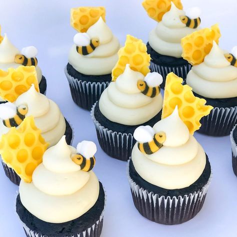 Winnie the Pooh cupcakes. Bee cupcakes. What will it bee? Honeycomb cupcakes.  Chocolate honeycomb. Beehive cupcakes. Baby shower cupcakes. Honey frosting. Honeybee Honeybee Cake, Bolo Tumblr, Paper Bee, Bee Cupcakes, Honeycomb Cake, Bee Theme Party, Bee Birthday Party, Bee Cakes, Bee Baby Shower Theme