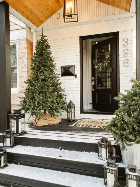 SIMPLE MODERN HOLIDAY HOME TOUR - CLARK   ALDINE  Simple modern wreath! 😍 Christmas Tree Front Porch, Christmas Exterior Decor, Christmas House Exterior, Exterior Christmas Decorations, Christmas Exterior, Natal Natural, Winter Porch Decor, Winter Front Porch, White Exterior Houses