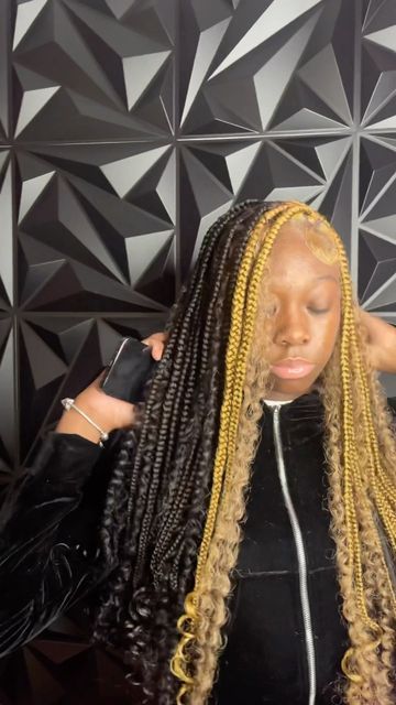 Black And Blonde Knotless Braids Boho, Boho Knotless Braids Blonde And Black, Blonde And Black Boho Knotless Braids, Blonde Peekaboo Braids, Knotless Braids Peekaboo, Braids Peekaboo, Sew In Styles, Vibrant Highlights, Braiding Techniques